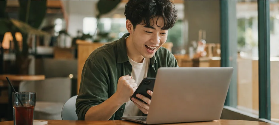 大學生在咖啡店用手機取得學生優惠
